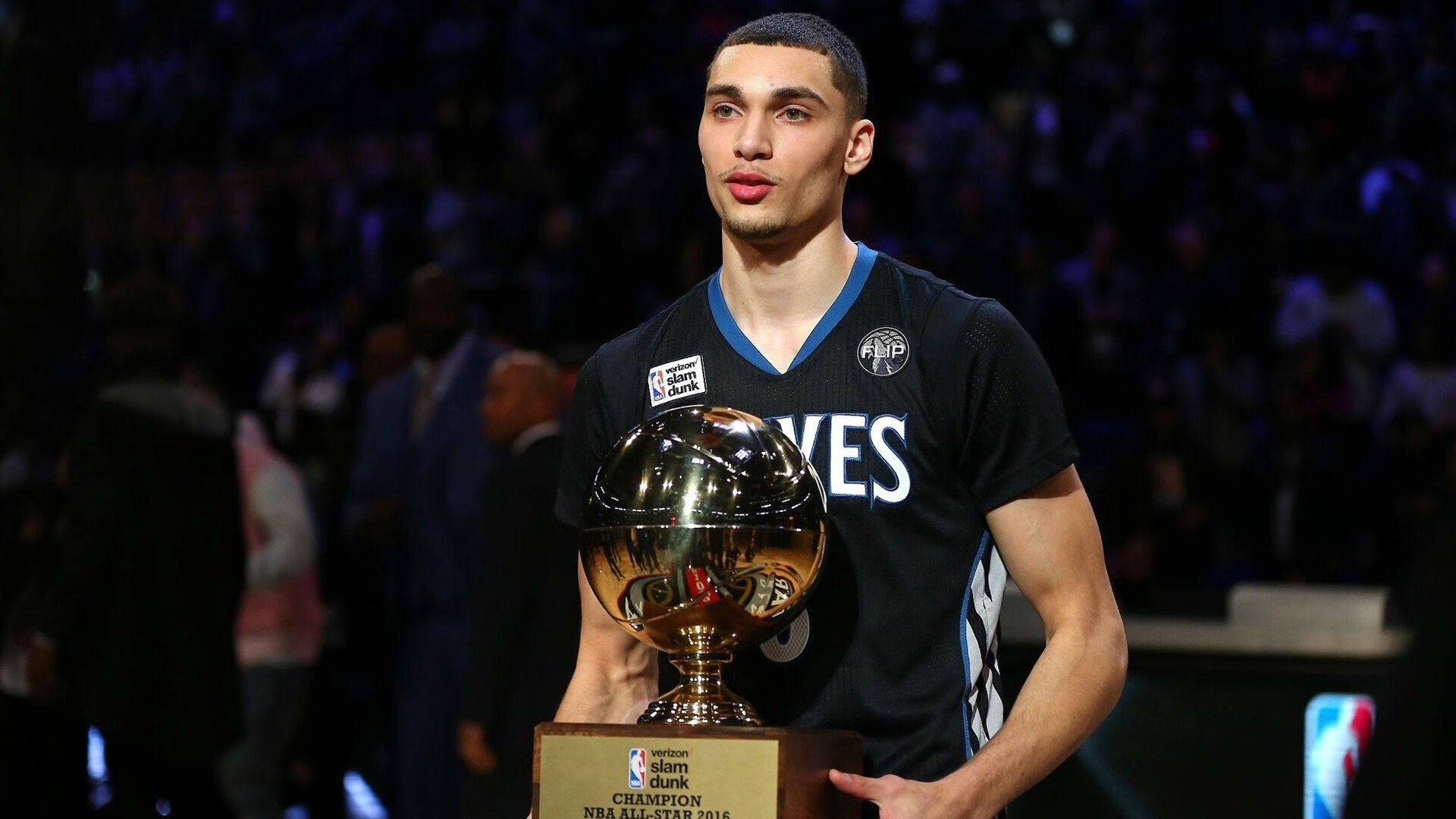 开云体育-尼克斯打穿深圳队，西亚卡姆成为关键先生，当NBA巨星降临，我们看到了什么？